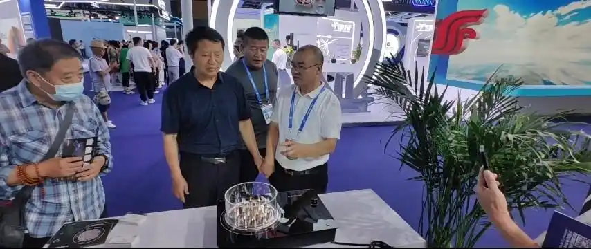 工作人员向参观者介绍电火灶